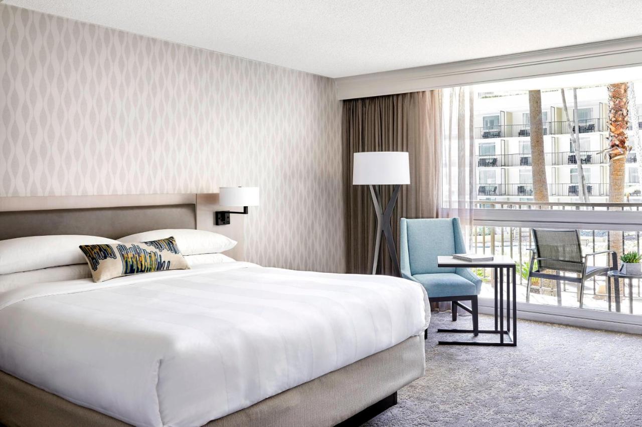 Angeles Airport Marriott Hotel 4*